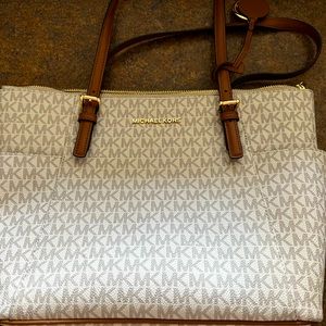Michael Kors purse very good condition